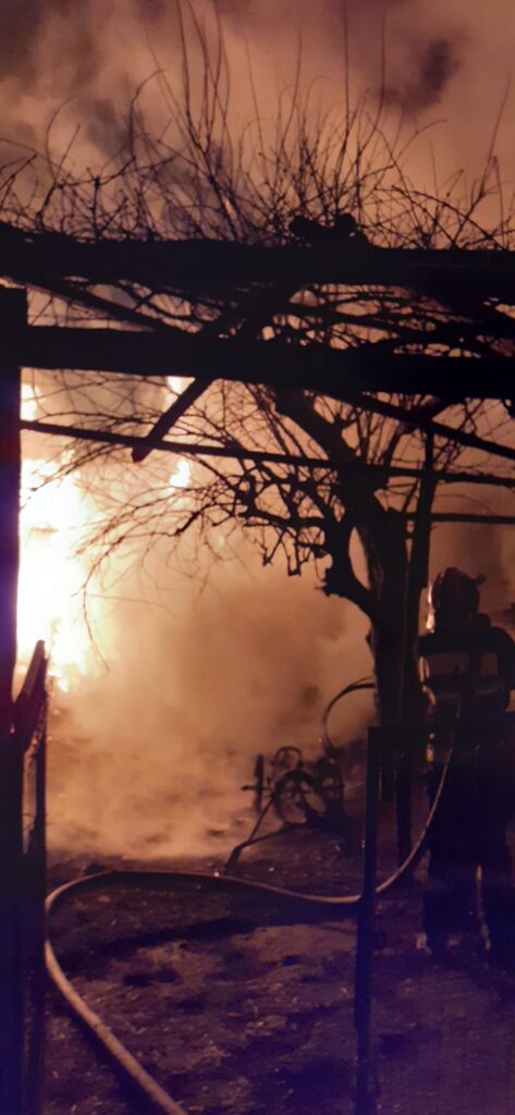 Vâlcea: Incendiu într-o gospodărie din localitatea Horezu