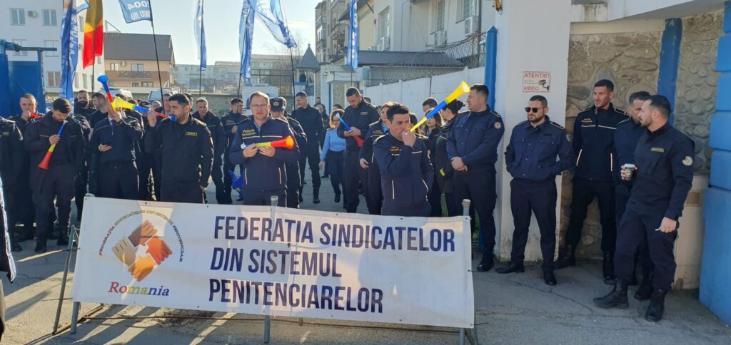(VIDEO) Zeci de agenți de penitenciar protestează la Târgu Jiu