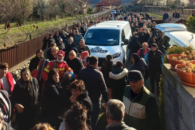 Studenta ucisă la Timișoara condusă pe ultimul drum în Padeș