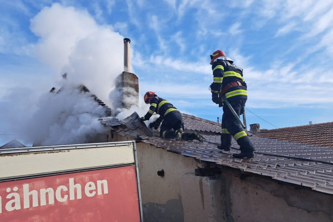 Incendiul se manifesta la nivelul acoperișului, în jurul coșului de fum