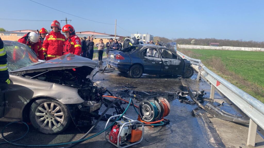 UPDATE (VIDEO) Accident cu patru victime în Bucovăț. Un autoturism a luat foc