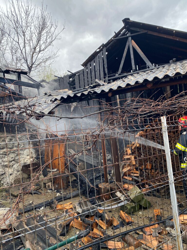 Incendiu la o gospodărie din Brezoi