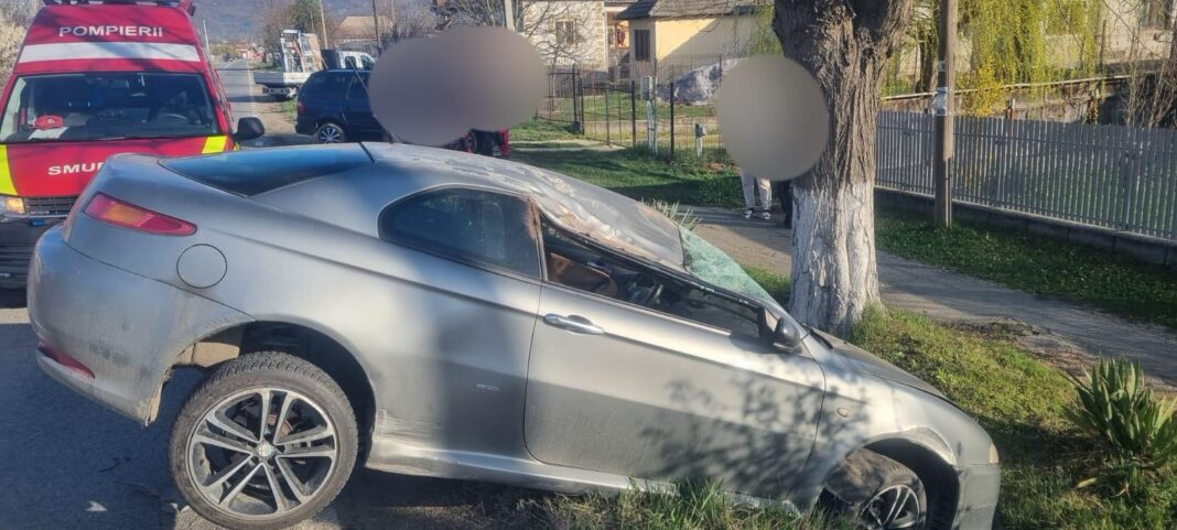 Un autoturism a fost proiectat într-un șanț, de pe marginea drumului.