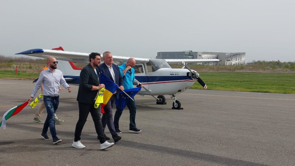 (VIDEO) Aeroportul din Craiova a intrat în spaţiul Schengen. Primul zbor – un avion din Bulgaria