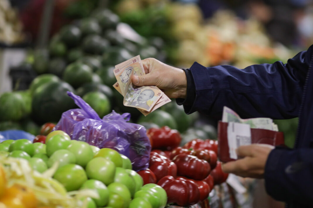 Sondaj: Aproape trei sferturi dintre români preferă să cumpere produse autohtone chiar dacă sunt mai scumpe 
