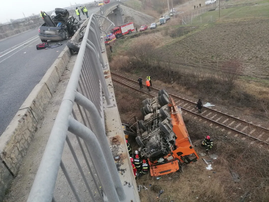 Trei morți după ce un camion a trecut peste o mașină, apoi s-a prăbușit de pe un pod