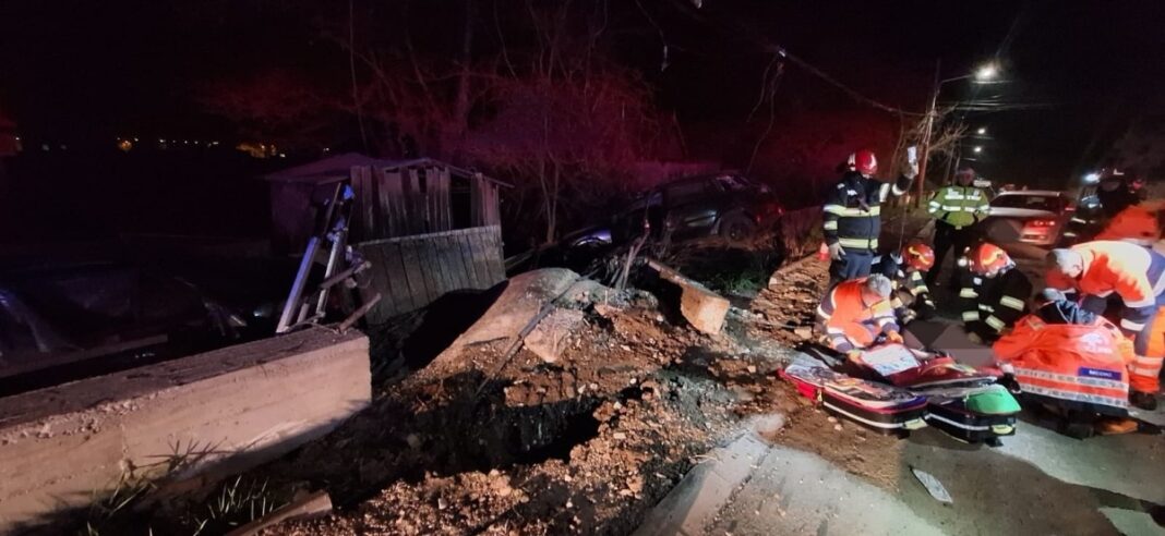 Un mort și un rănit după ce o mașină a lovit un stâlp și a ajuns în șanț