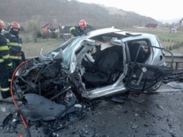 Doi șoferi răniți și două mașini distruse în urma unei ciocniri frontale