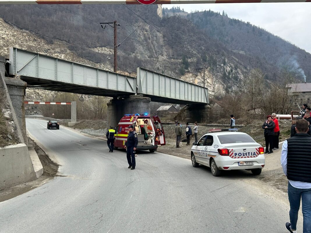 Un bărbat fără permis a murit după ce a intrat cu mopedul într-un pod de cale ferată