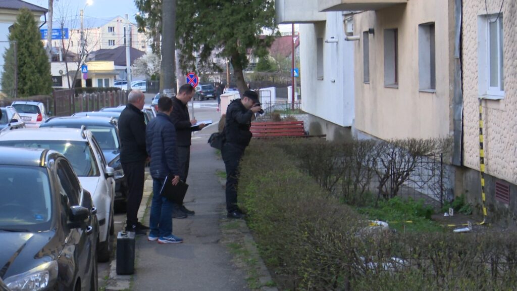 O femeie a supraviețuit după ce a căzut de la etajul 4  când ștergea geamurile