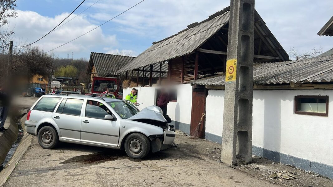 Vâlcea: Un șofer a intrat cu mașina într-un stâlp de beton, la Slătioara