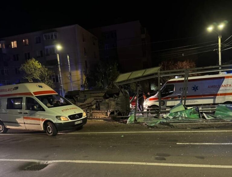 Stație de tramvai din Craiova, distrusă de o mașină lovită de un șofer începător care nu s-a asigurat