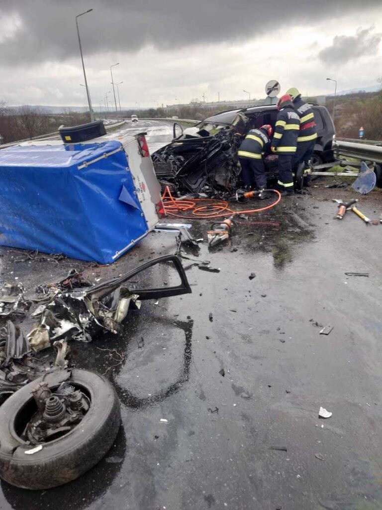 Tragedie pe şosea: Un mort şi şase răniţi într-un grav accident de circulaţie