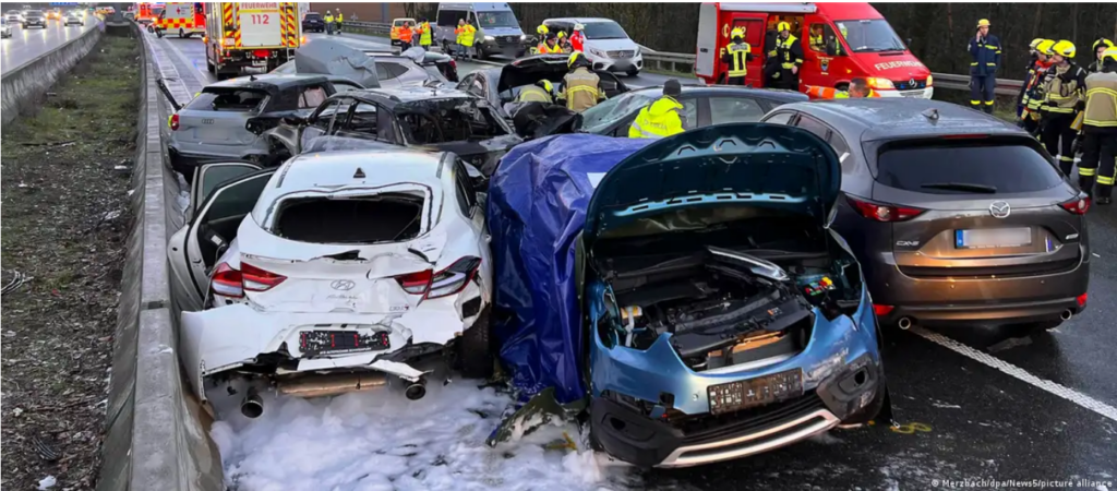 Carambol pe autostrada A3 din Germania. 2 morți și zeci de răniți