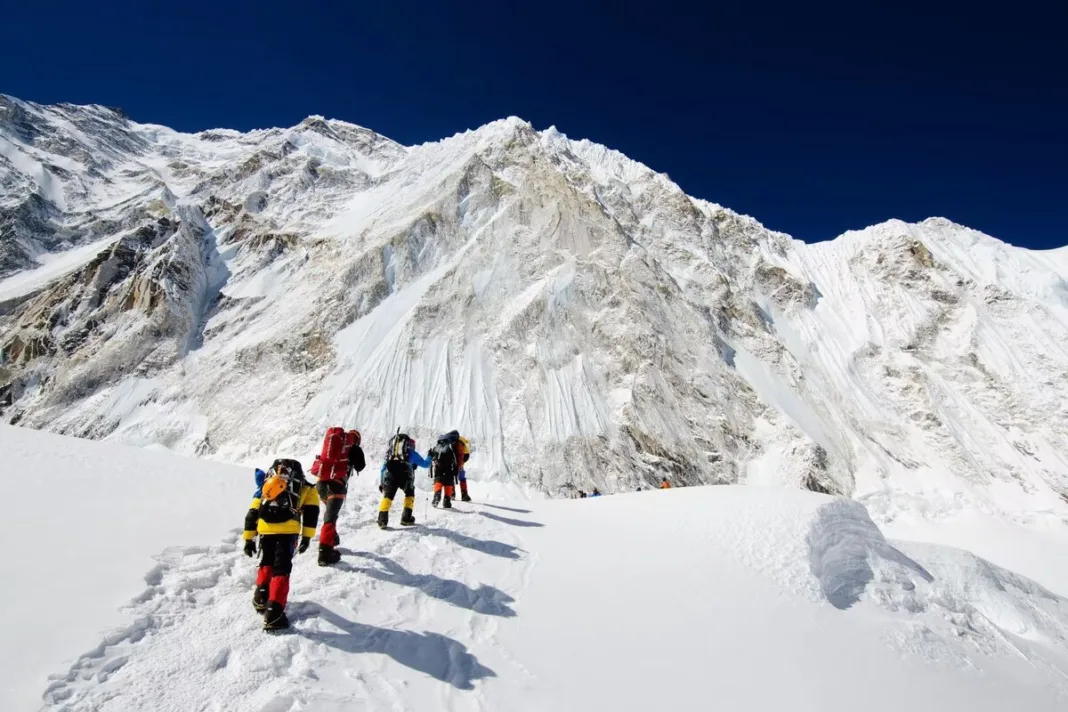 Alpiniştii care urcă pe Muntele Everest, obligați să poarte cipuri de localizare
