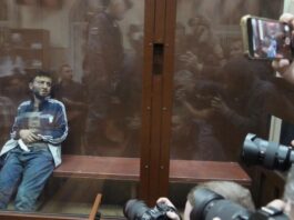 Dalerdzhon Mirzoyev,, unul dintre cei patru bărbați acuzați, de atacul de vineri, stă într-o cușcă de sticlă la Tribunalul Districtual Basmanny din Moscova, Rusia, duminică, 24 martie 2024