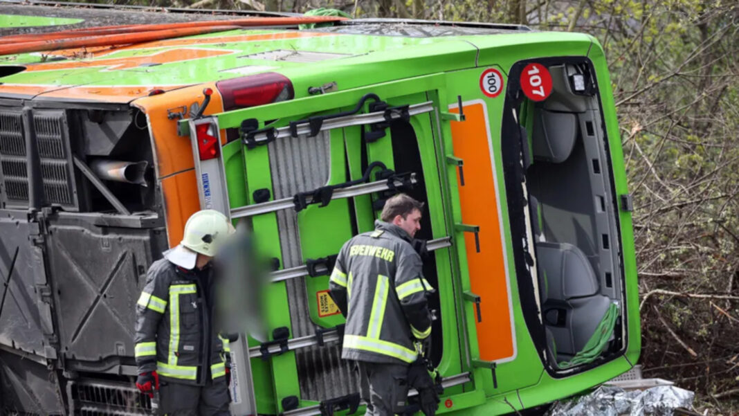 5 morţi şi mai mulţi răniţi, după ce un autocar s-a răsturnat pe o autostradă din Germania