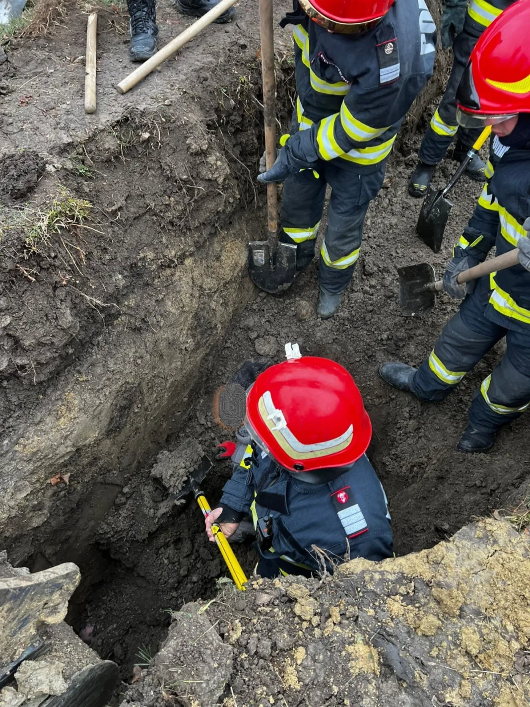 Vâlcea: Muncitorul îngropat sub un mal de pământ la Sineşti a fost salvat