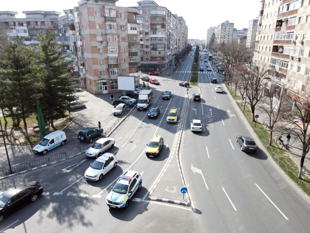 Vâlcea: A distrus jardiniere, a amenințat polițiștii locali cu un cuțit și a ajuns la Psihiatrie