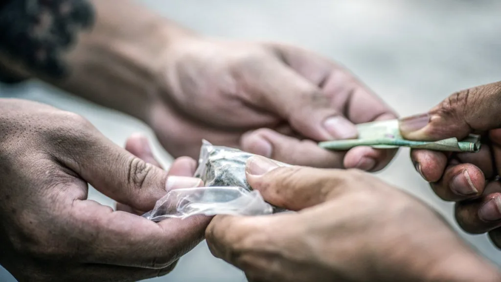 Mărturiile unor consumatori de droguri: Te duc la ruină/Îţi iau ce ai mai drag/Regret că am dat în mama