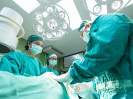 Un chirurg și-a atacat doi colegi cu un electrocauter în timpul unei operații