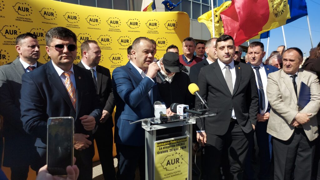 (VIDEO) Candidaţii AUR şi George Simion, scandal cu jandarmii la Craiova