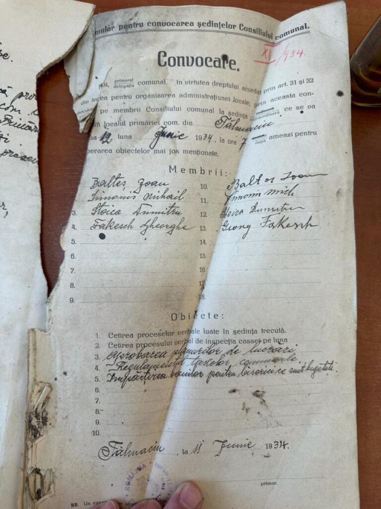 Documente vechi de 100 de ani, găsite în zidurile unei primării