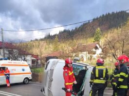 Microbuz răsturnat la Prisaca Dornei; cinci persoane rănite
