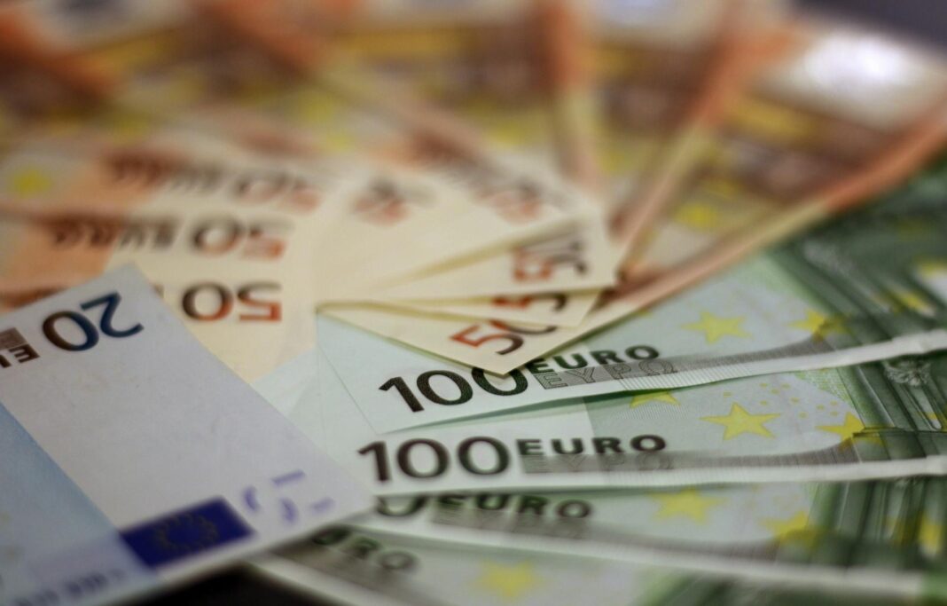 Şeful Biroului pentru Imigrări Ialomiţa, prins când primea mită 12.000 de euro
