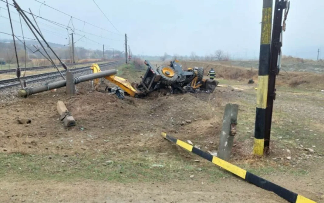 Excavator lovit de tren după ce şoferul nu s-a asigurat