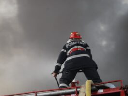 Incendiu izbucnit la acoperișul unei case de locuit