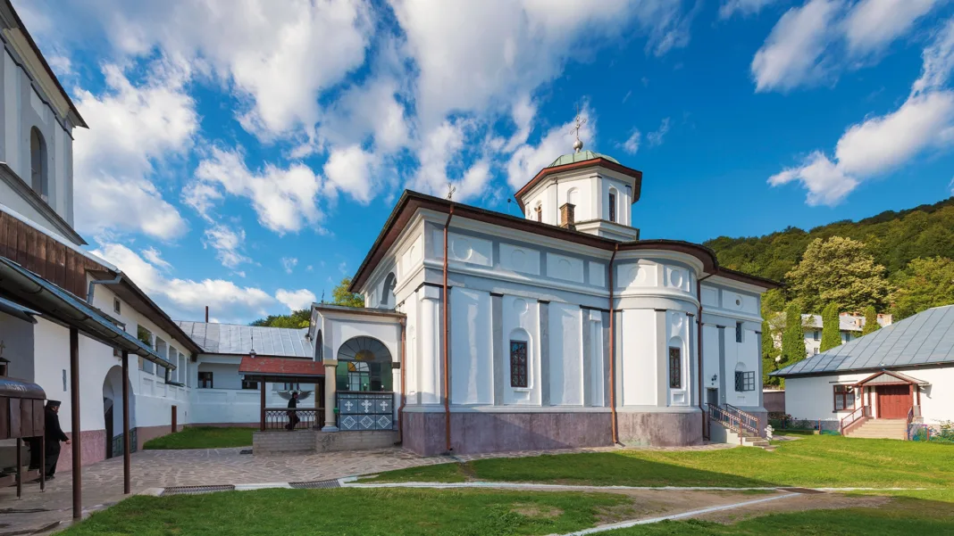 Îngrijitorul de la mănăstirea Frăsinei care a agresat sexual doi copii, condamnat la 16 ani de închisoare
