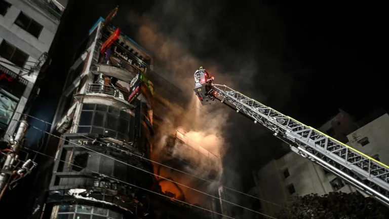 Tragedie de proporții în Bangladesh: un incendiu devastator a făcut scrum un imobil de şapte etaje și a ucis zeci de persoane