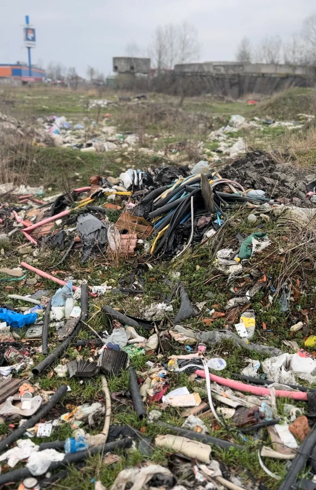 Încă o groapă de gunoi clandestină în Târgu Jiu