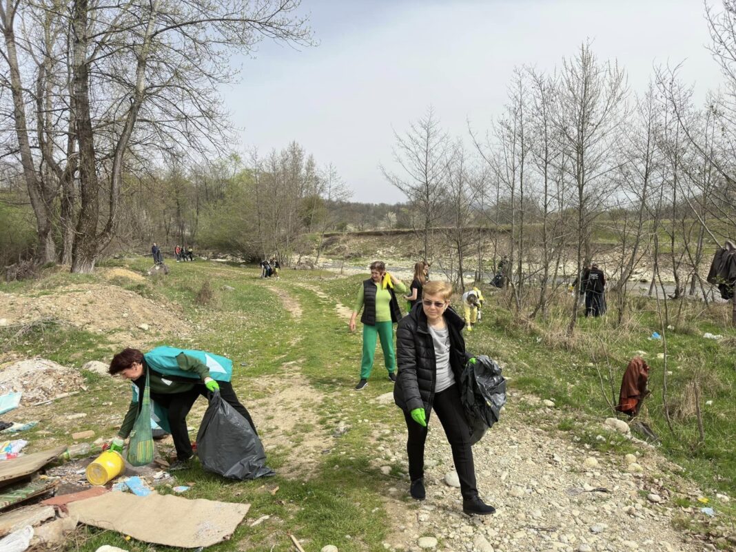 Gorj: Acțiune de igienizare în zona albiei râului Bistrița