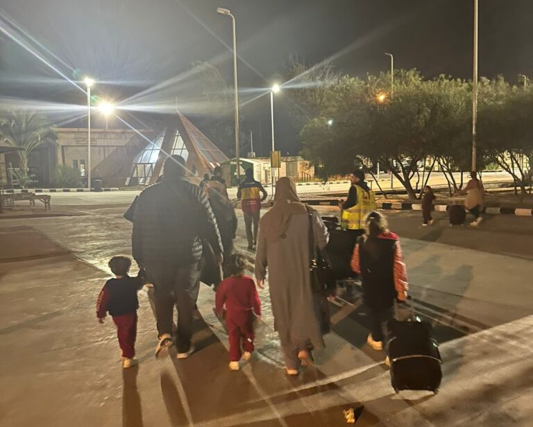 11 români împreună cu membrii de familie au fost evacuași luni din Fâșia Gaza