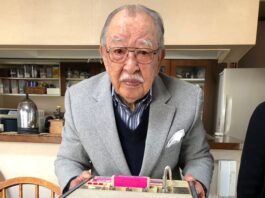 Shigeichi Negishi, inventatorul celui mai vechi aparat de karaoke, pozează cu creația sa pentru o imagine prezentată în cartea autorului Matt Alt, „Pure Invention: How Japan Made the Modern World”