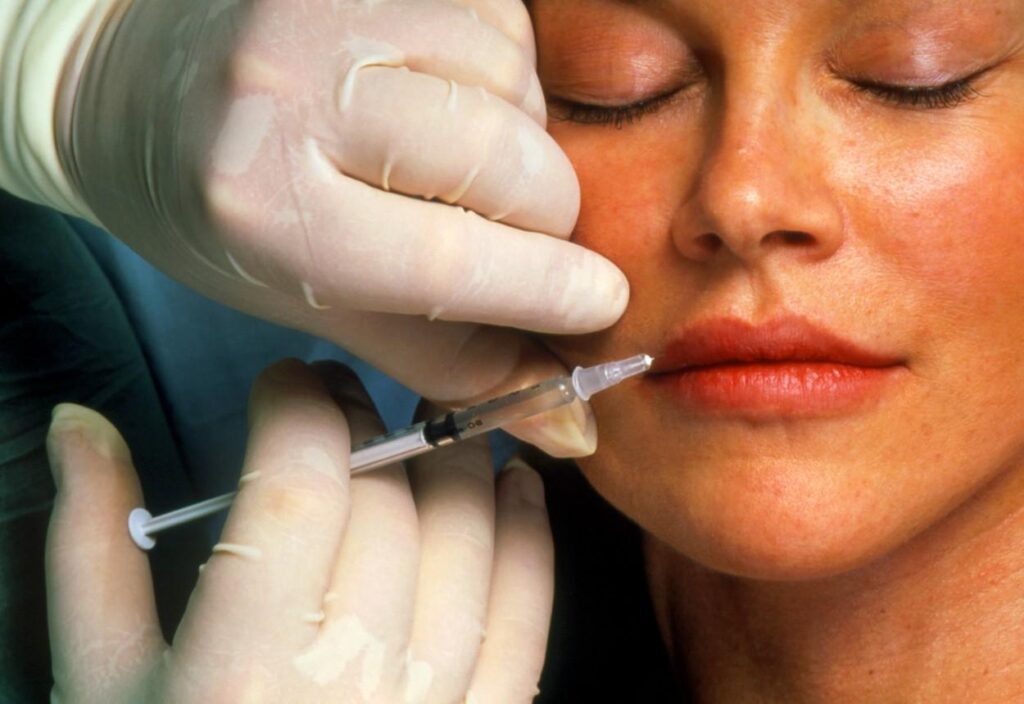 Un nou caz de medic fals. O femeie făcea proceduri de microchirurgie estetică fără drept