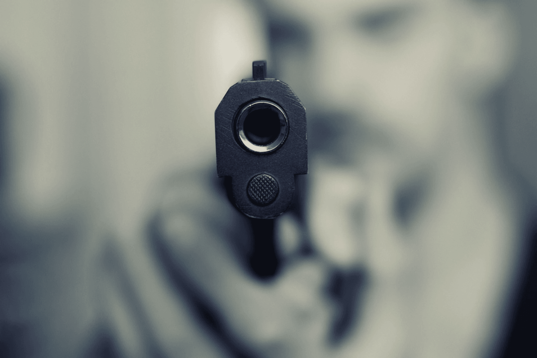 Bărbat prins în flagrant când încerca să vândă o armă letală