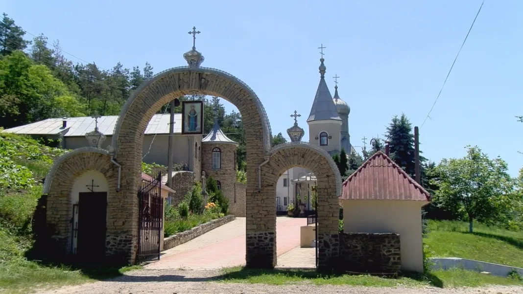 Preot înjunghiat în curtea unei mănăstiri. Agresorul s-a spânzurat