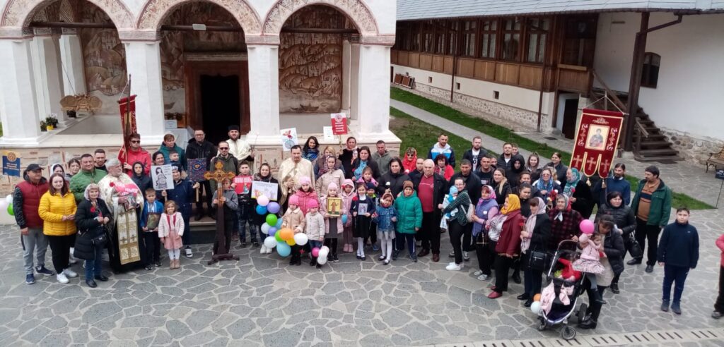 Zeci de persoane au participat la „Marșul pentru viață”, la Polovragi