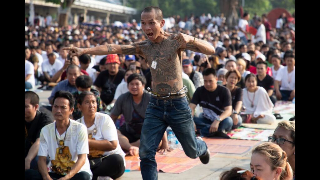 VIDEO Thailanda: Mii de credincioși, unii în stare de transă, s-au adunat la un templu celebru pentru tatuajele sale sacre