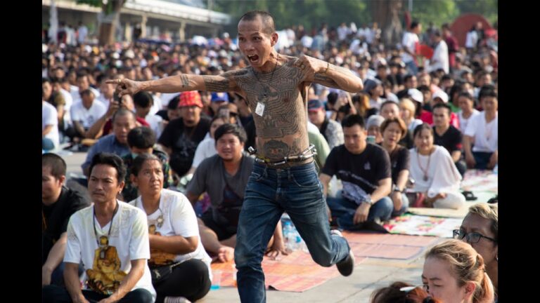 VIDEO Thailanda: Mii de credincioși, unii în stare de transă, s-au adunat la un templu celebru pentru tatuajele sale sacre