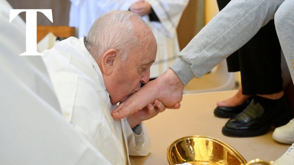 (VIDEO) Papa Francisc a sărutat picioarele a 12 deținute dintr-o închisoare