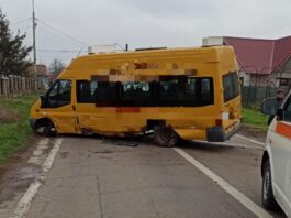 Microbuz cu elevi, lovit în plin de un șofer care circula pe contrasens în Tulcea