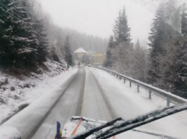 Gorj: Drumarii au intervenit cu utilaje de deszăpezire și cu material antiderapant între Novaci și Rânca