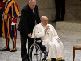 Papa Francisc sosește pentru audiența generală săptămânală la Vatican. „Încă sunt puțin răcit”, le-a spus el credincioșilor. (Foto: Tiziana Fabi/AFP/Getty Images)