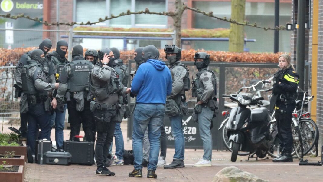 Un bărbat a luat mai mulți ostatici într-o cafenea din Olanda