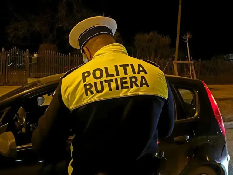 Polițist rutier, lovit de o mașină pe carosabil