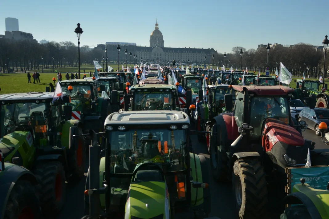 (VIDEO) Arestări la Paris după ce fermierii au blocat zona Arcului de Triumf cu tractoare